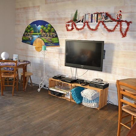 Grande Chambre Familiale Pour 2 A 5 Personnes Apartamento Chef-Boutonne Exterior foto