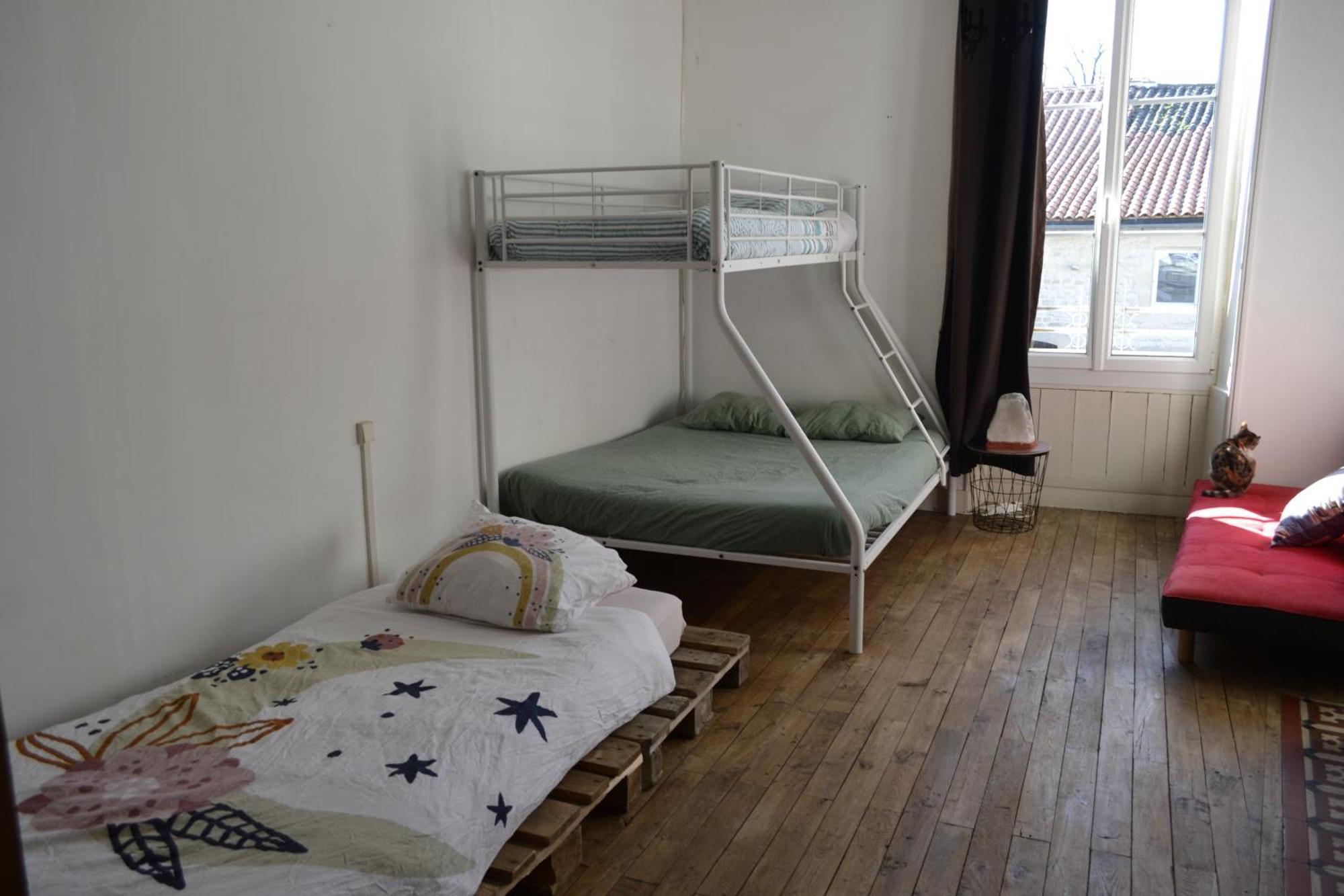 Grande Chambre Familiale Pour 2 A 5 Personnes Apartamento Chef-Boutonne Exterior foto